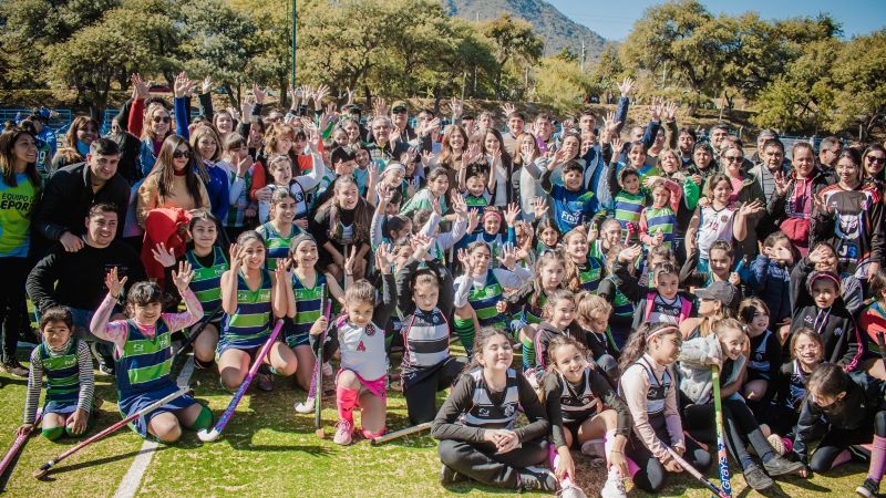 Fray Mamerto Esquiú inauguró su primera cancha de hockey de césped sintético