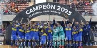 EL PLANTEL DE BOCA Sub 20 festejando su consagración ante Independiente del Valle, en Chile.