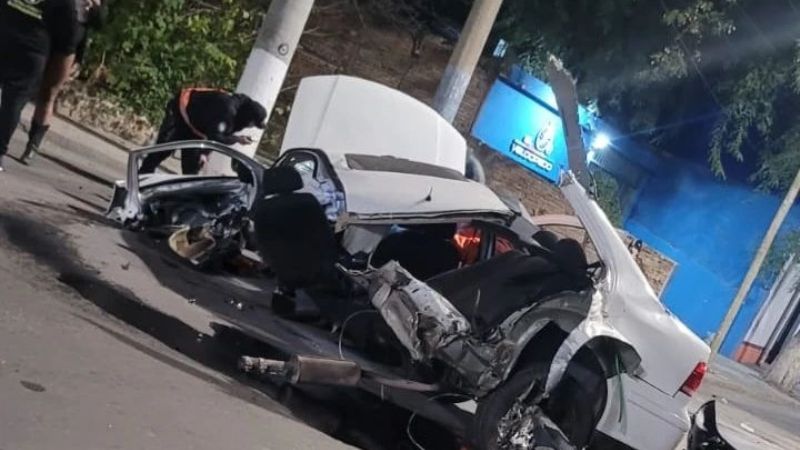 Un auto quedó destrozado en un confuso accidente