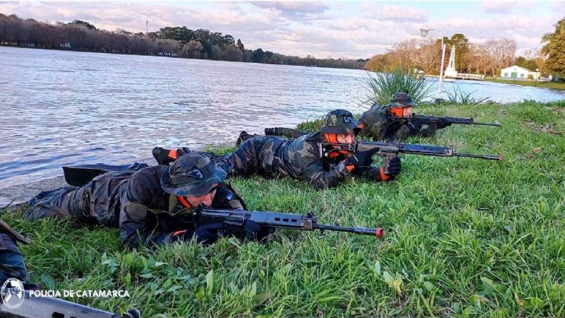 Un efectivo de la policía de Catamarca en el "LVI Curso de Tácticas Policiales Especiales"