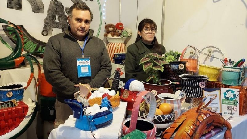 Emprendedores muestran sus artesanías en base a neumáticos reciclados