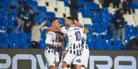 TALLERES festejando en Mendoza el gol de Garro, que le dio la victoria frente a River, para seguir en la Copa Argentina.