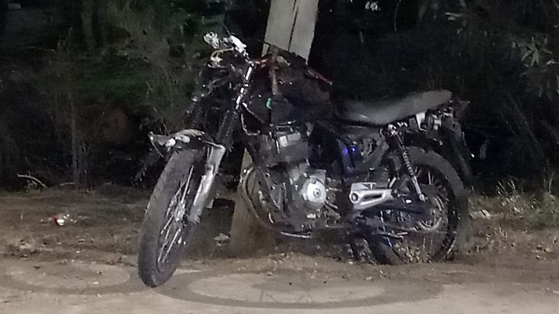 Corría una picada de motos, derrapó y se quebró la pierna