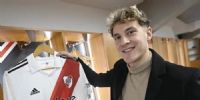 ORGULLOSO, Colidio muestra la camiseta de su nuevo club: River.