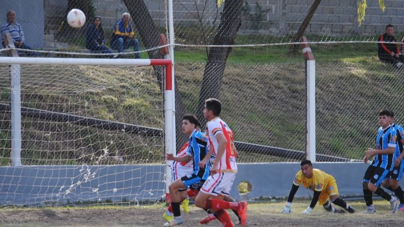 Coronel Daza goleó y “manda” solo; también ganó “La Villa”