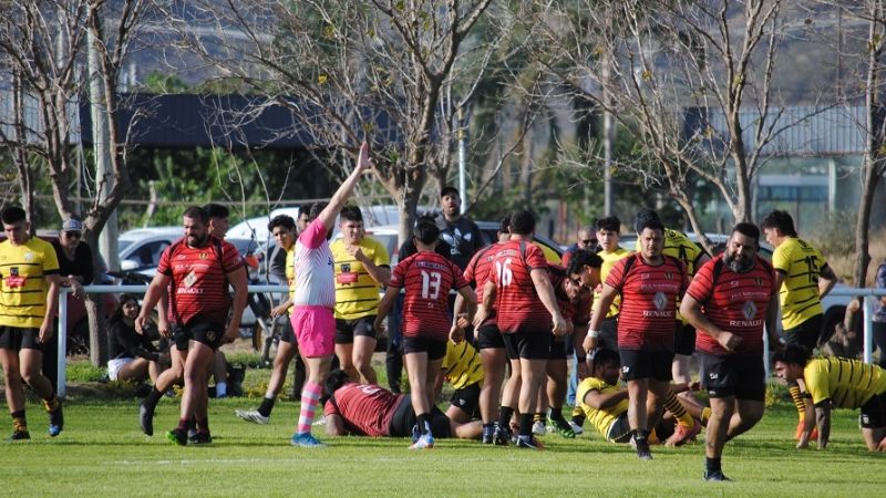 Paliza 54 a 8 de Hurones, punto bonus y más ventaja en la cima