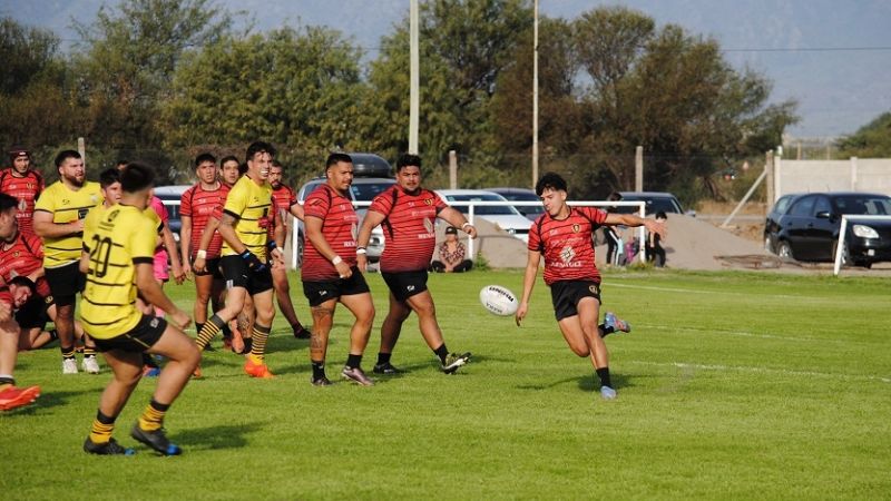 Paliza 54 a 8 de Hurones, punto bonus y más ventaja en la cima