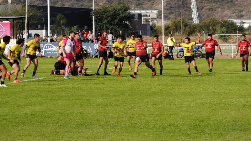 Paliza 54 a 8 de Hurones, punto bonus y más ventaja en la cima