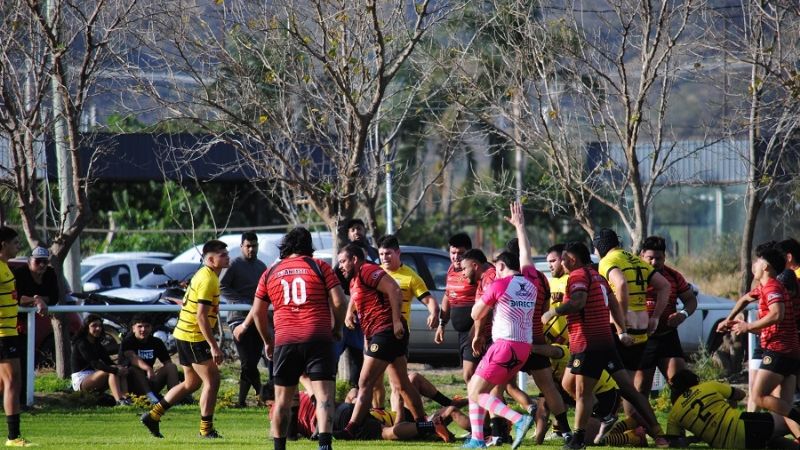 Paliza 54 a 8 de Hurones, punto bonus y más ventaja en la cima