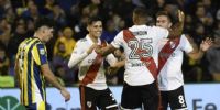 ABRAZO de goleadores entre Solari y Rondón, que siempre -desde atrás- le dieron el empate de River, en Rosario. 