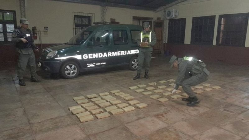 Misterio: abandonan en medio del monte más de 44 kilos de droga