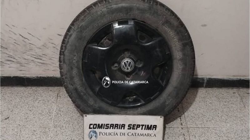 Dos detenidos con una rueda robada