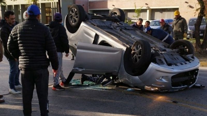 Vuelco en plena avenida Ocampo