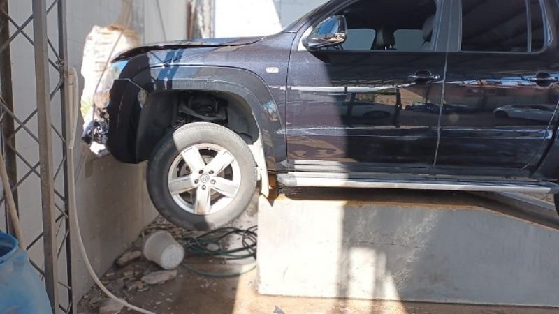 Insólito: llevó la Amarok a lavar y se la chocaron