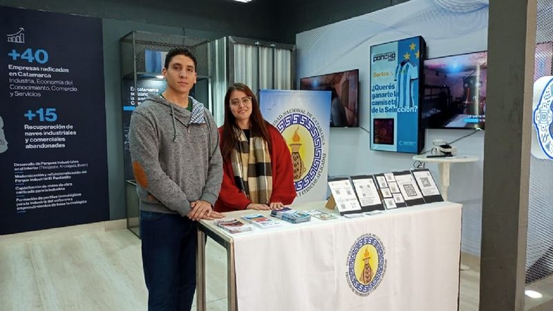 Estudiantes universitarios interactuaron con el público en el Festival del Poncho