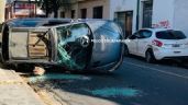 Un joven chocó contra un auto estacionado y volcó en pleno centro