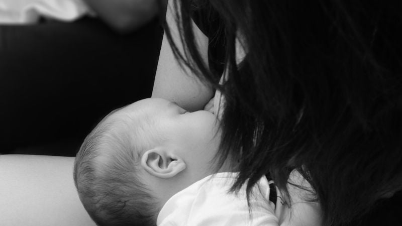 Uno de cada tres bebés recibe líquidos distintos a la leche materna durante los primeros tres días de vida