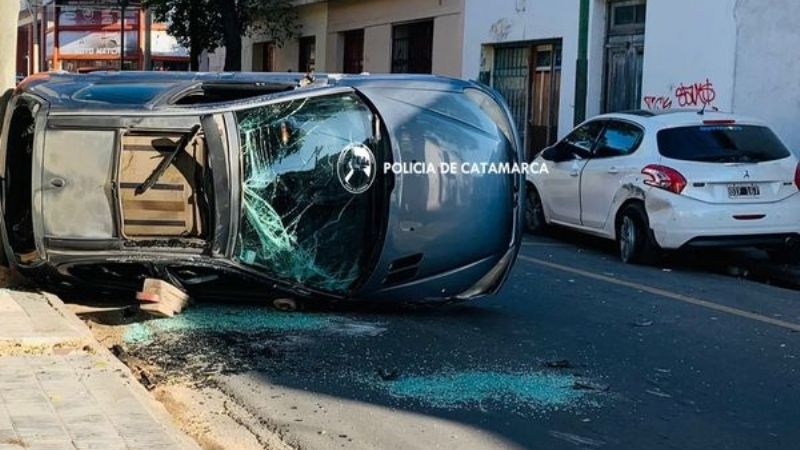Un joven chocó contra un auto estacionado y volcó en pleno centro