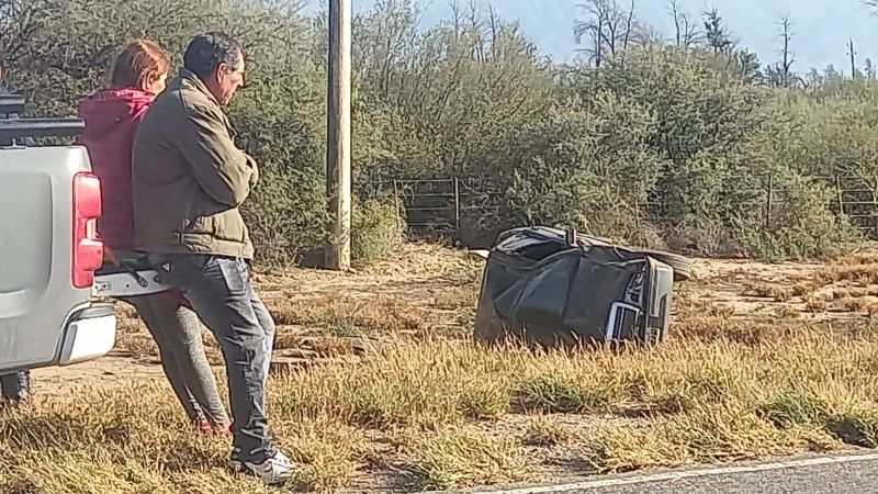 Por mala maniobra del conductor repartidor de combustible volcó una familia