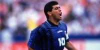 DIEGO MARADONA celebrando su gol a Grecia, en el Mundial de EE.UU., con la casaca que ahora recibió Messi.