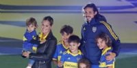 A LO MESSI, rodeado de su esposa y de sus cuatro hijos.