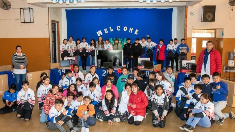 Educación entregó elementos deportivos a escuelas primarias y secundarias