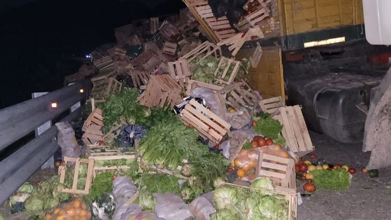 Hace instantes: volcó un camión que transportaba frutas