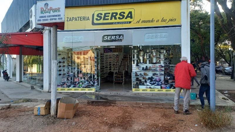 Rompió la vidriera de un local, se probó zapatillas y causó un daño de $700.000 pesos