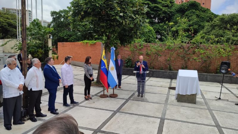 Embajada de Argentina devela placa "Perón en Venezuela"