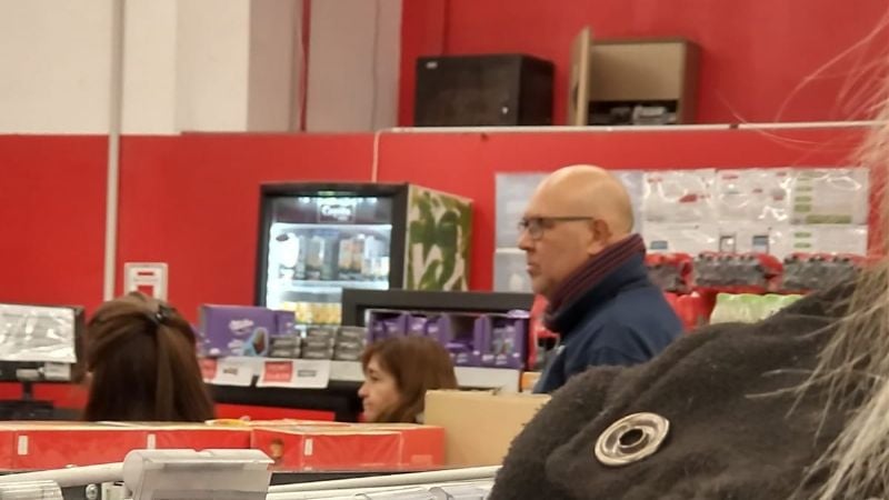 Debe cumplir arresto domiciliario pero lo vieron en el supermercado