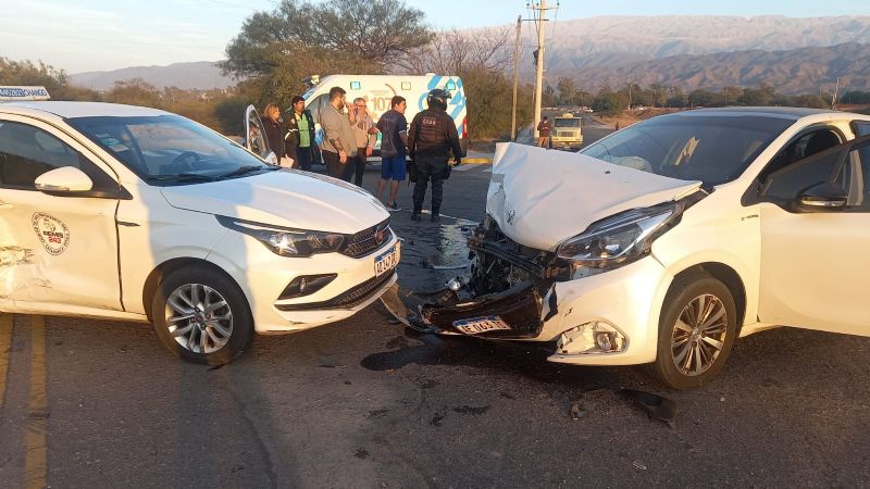 Violento choque entre dos autos e importantes daños materiales