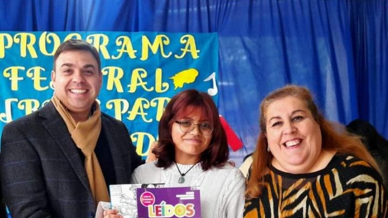 Programa Federal "Libros para aprender" beneficia a las escuelas secundarias en Los Altos