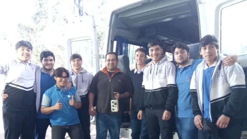 Ejemplar: alumnos y docentes repararon rampa de acceso a transporte escolar