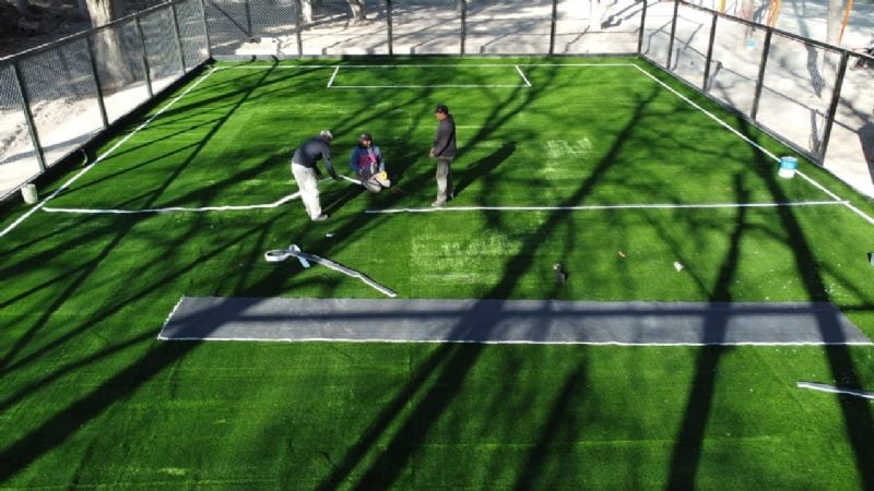 Comenzó la colocación del césped sintético en obras deportivas en Santa María