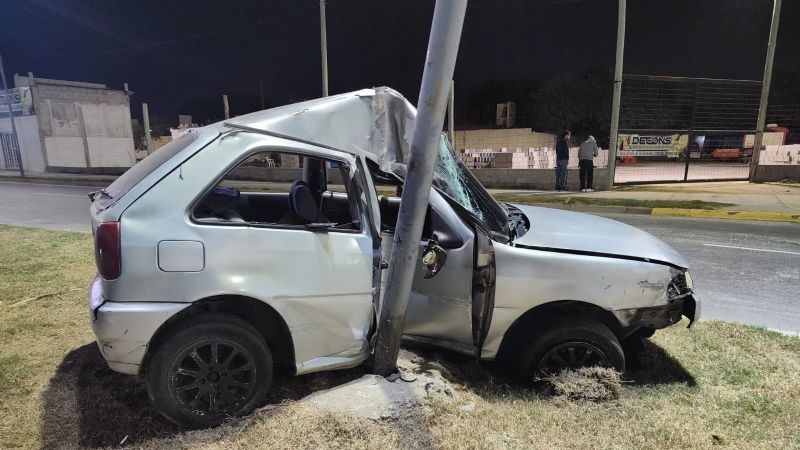 Un joven de 25 años perdió la vida tras un fuerte choque en Avenida Bicentenario