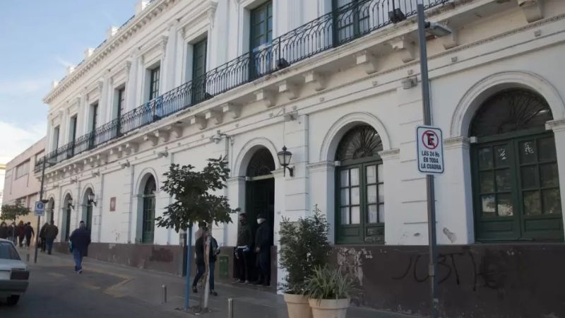 Concursos cerrados de antecedentes y de oposición para cubrir cargos administrativos