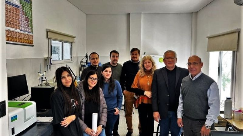 El ministro Molina visitó laboratorios de la Facultad de Tecnología de la UNCA