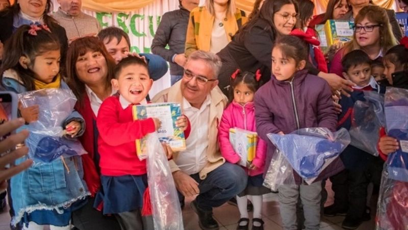 Oficializan el traspaso histórico de la Escuela Municipal de Santa María
