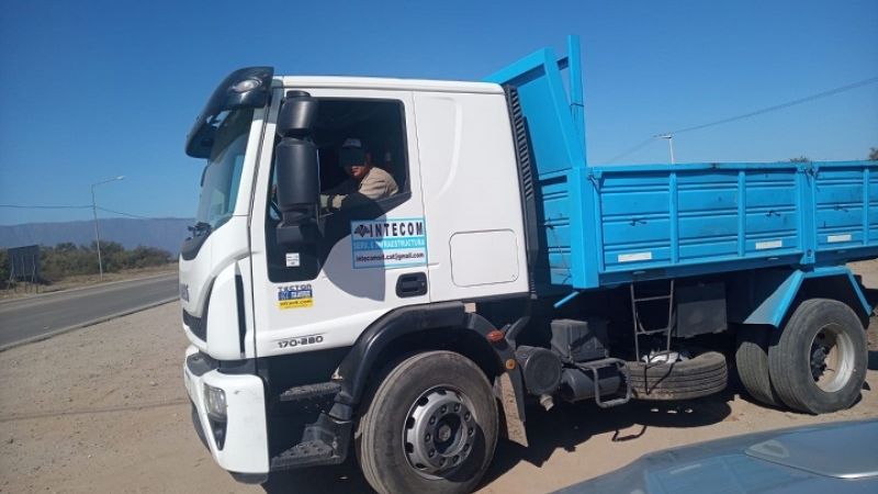 Descubren a empresa arrojando basura en un camino