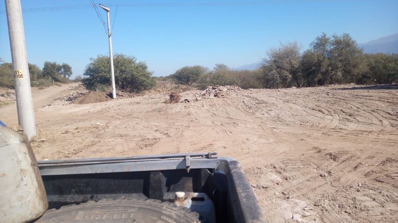 Descubren a empresa arrojando basura en un camino