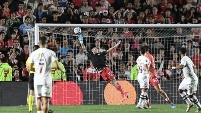 Argentinos empató con 10 y un delantero en el arco