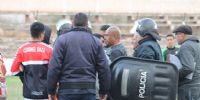 RECLAMO FINAL de los jugadores de Coronel Daza ante el referí Hugo Tapia, de flojo desempeño.