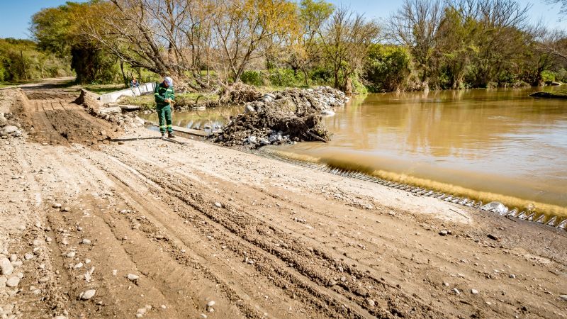 Limpieza y trabajos en la zona donde se construirá el puente en Pomancillo Oeste