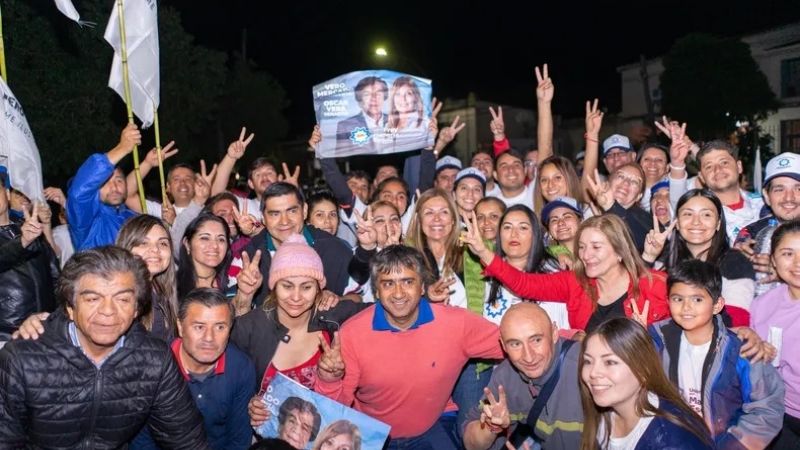 Mercado y Vera cerraron la campaña con una multitudinaria caravana