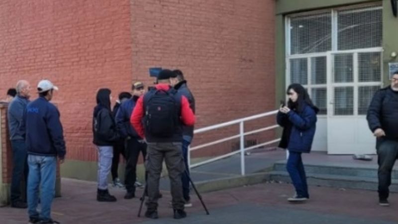 Una hora de demora en la escuela donde vota el Gobernador