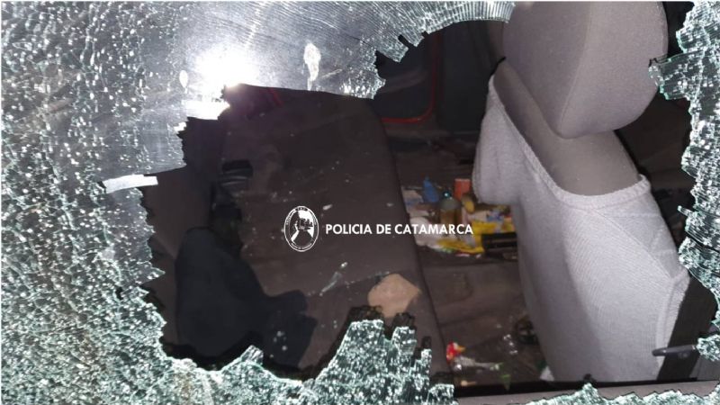 Robó y causó daños en un auto