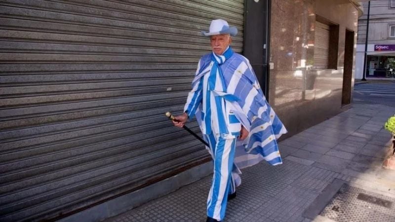 Sastre famoso fue a votar vestido de “celeste y blanco”