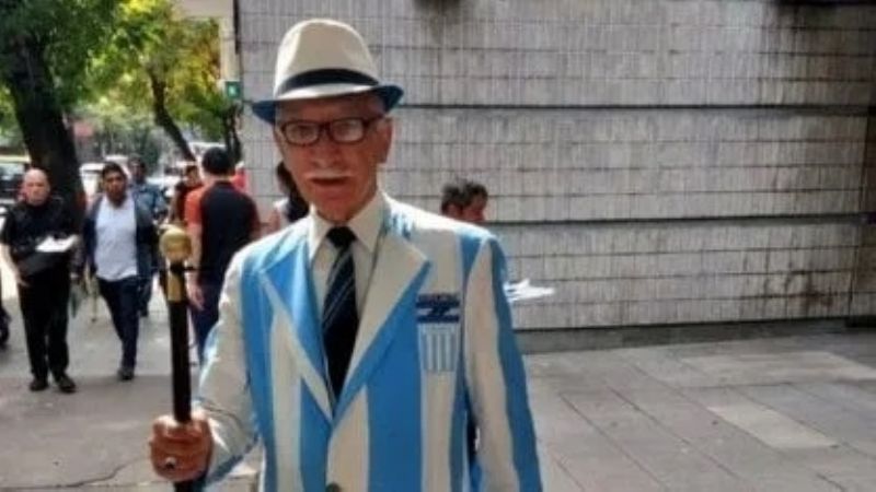 Sastre famoso fue a votar vestido de “celeste y blanco”