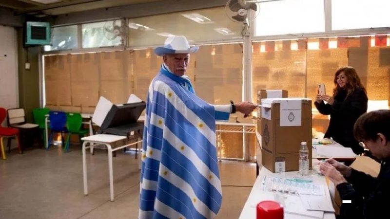 Sastre famoso fue a votar vestido de “celeste y blanco”