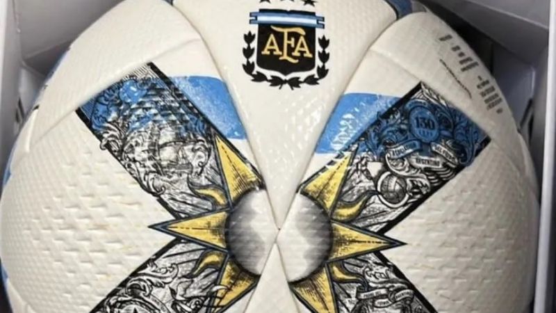 La pelota de la Copa de la Liga con las tres estrellas